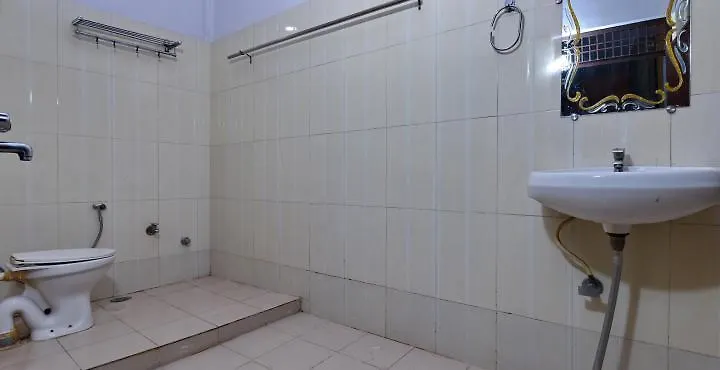 Hotel Giriraj Inn Βαρανάσι 3*,