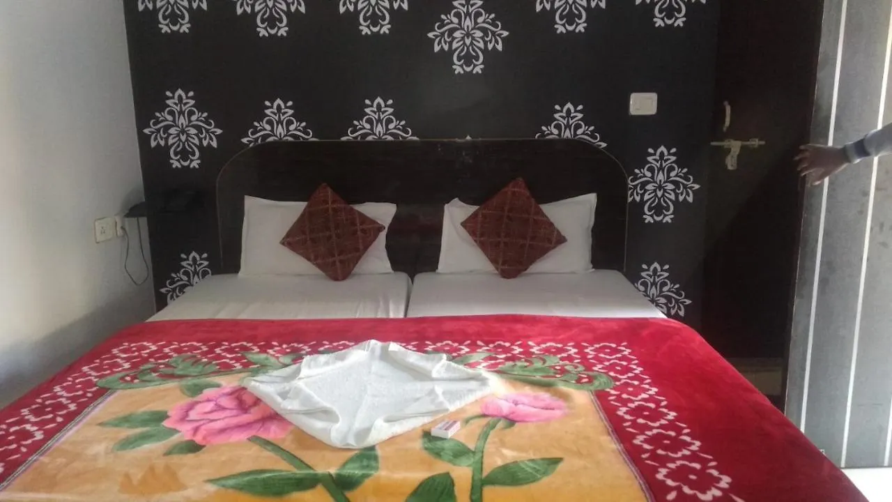 Hotel Giriraj Inn Βαρανάσι 3*,